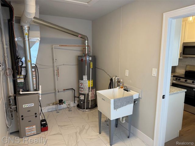 1143 E Harwood Avenue, Madison Heights, MI 48071