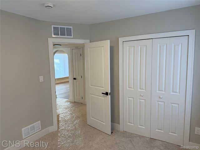 1143 E Harwood Avenue, Madison Heights, MI 48071