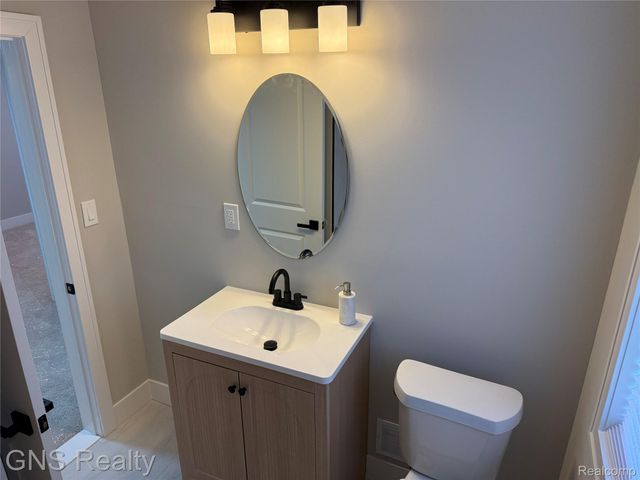 1143 E Harwood Avenue, Madison Heights, MI 48071