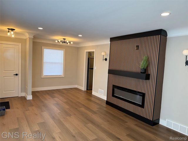 1143 E Harwood Avenue, Madison Heights, MI 48071