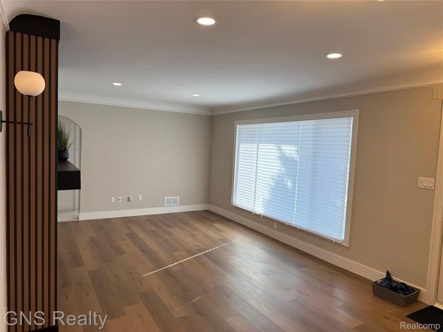 1143 E Harwood Avenue, Madison Heights, MI 48071