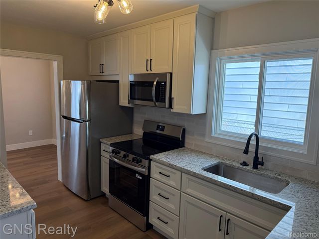 1143 E Harwood Avenue, Madison Heights, MI 48071