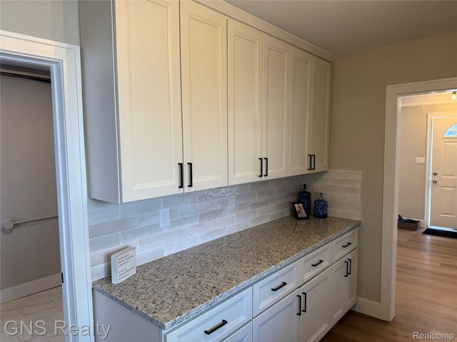 1143 E Harwood Avenue, Madison Heights, MI 48071