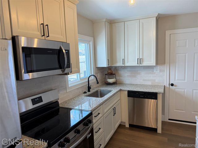 1143 E Harwood Avenue, Madison Heights, MI 48071