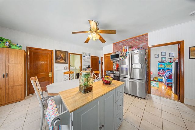 992 Lees River Ave, Somerset, MA 02726