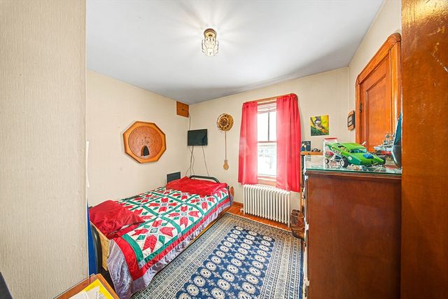 992 Lees River Ave, Somerset, MA 02726