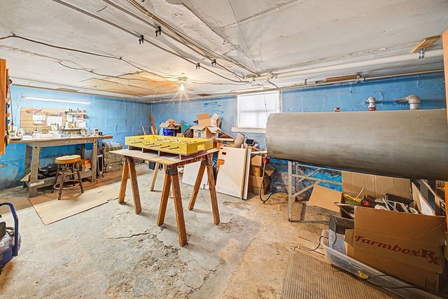 992 Lees River Ave, Somerset, MA 02726