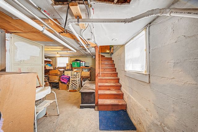 992 Lees River Ave, Somerset, MA 02726