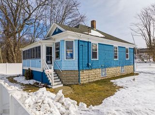 992 Lees River Ave, Somerset, MA 02726