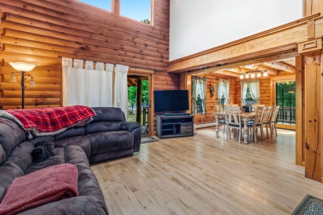 82 Crooked Ledge Rd, Southampton, MA 01073