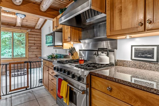 82 Crooked Ledge Rd, Southampton, MA 01073