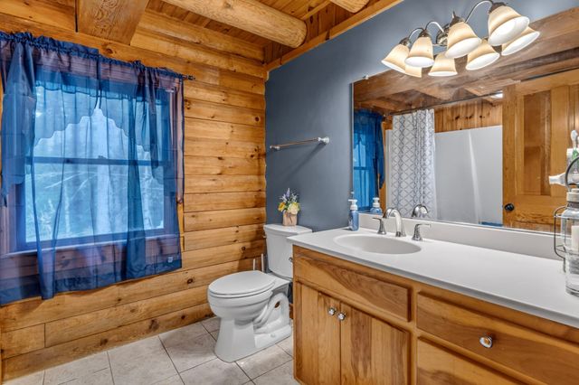 82 Crooked Ledge Rd, Southampton, MA 01073