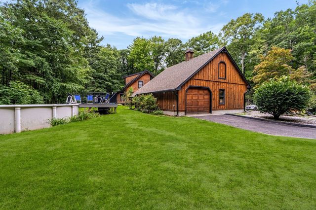 82 Crooked Ledge Rd, Southampton, MA 01073