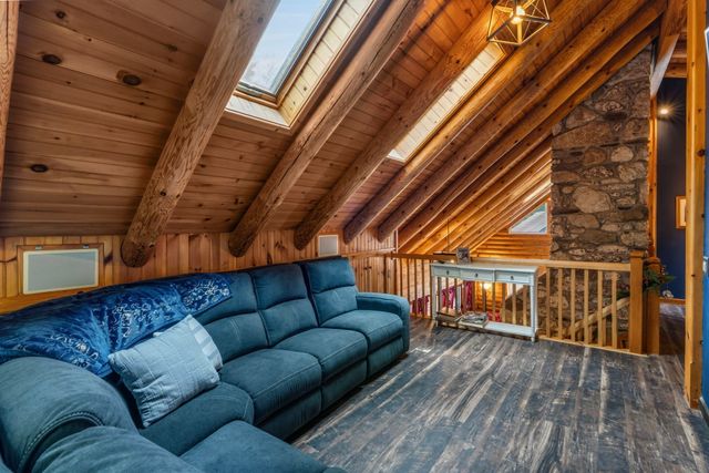 82 Crooked Ledge Rd, Southampton, MA 01073