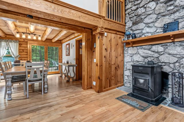 82 Crooked Ledge Rd, Southampton, MA 01073