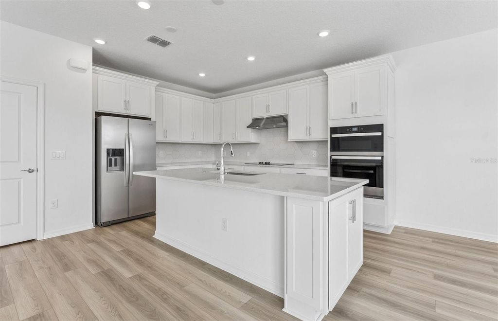 Image 3 of property listing at 1294 LAKERIDGE WAY, Lake Alfred, FL 33850