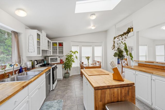 15264 Airport Rd, Nevada City, CA 95959