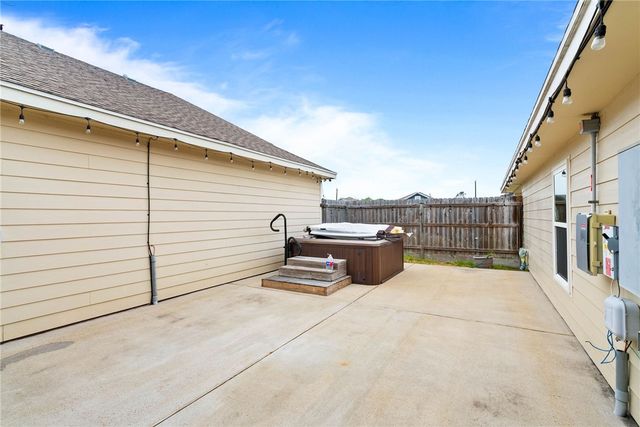 1533 Oak Hill Dr, Corpus Christi, TX 78418