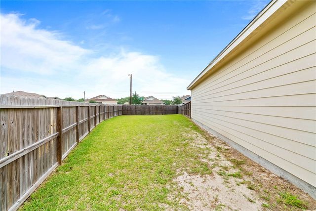1533 Oak Hill Dr, Corpus Christi, TX 78418
