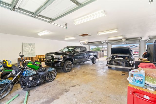 1533 Oak Hill Dr, Corpus Christi, TX 78418