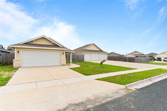1533 Oak Hill Dr, Corpus Christi, TX 78418