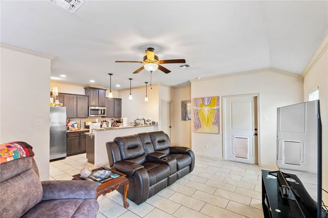 1533 Oak Hill Dr, Corpus Christi, TX 78418