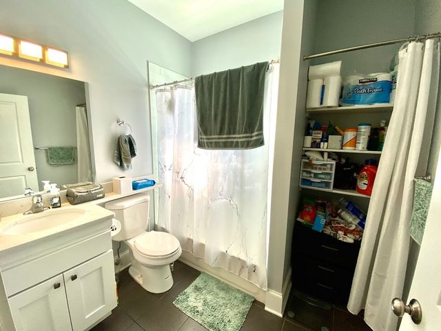 717 W Belmont Avenue 2R, Chicago, IL 60657