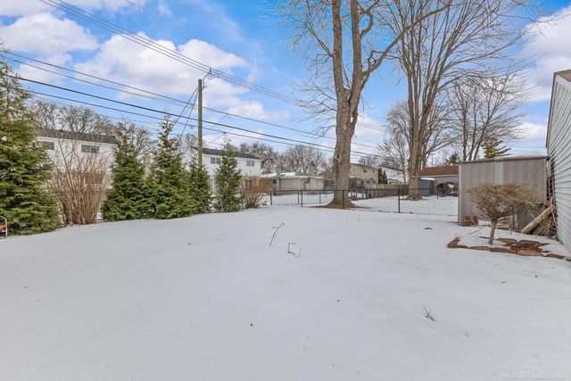 22516 Millenbach Street, St Clair Shores, MI 48081