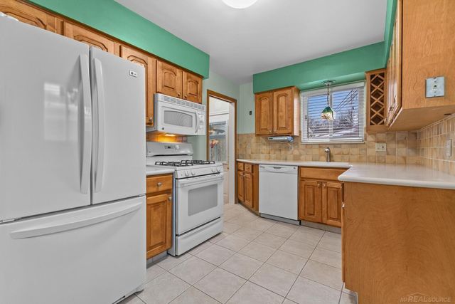 22516 Millenbach Street, St Clair Shores, MI 48081