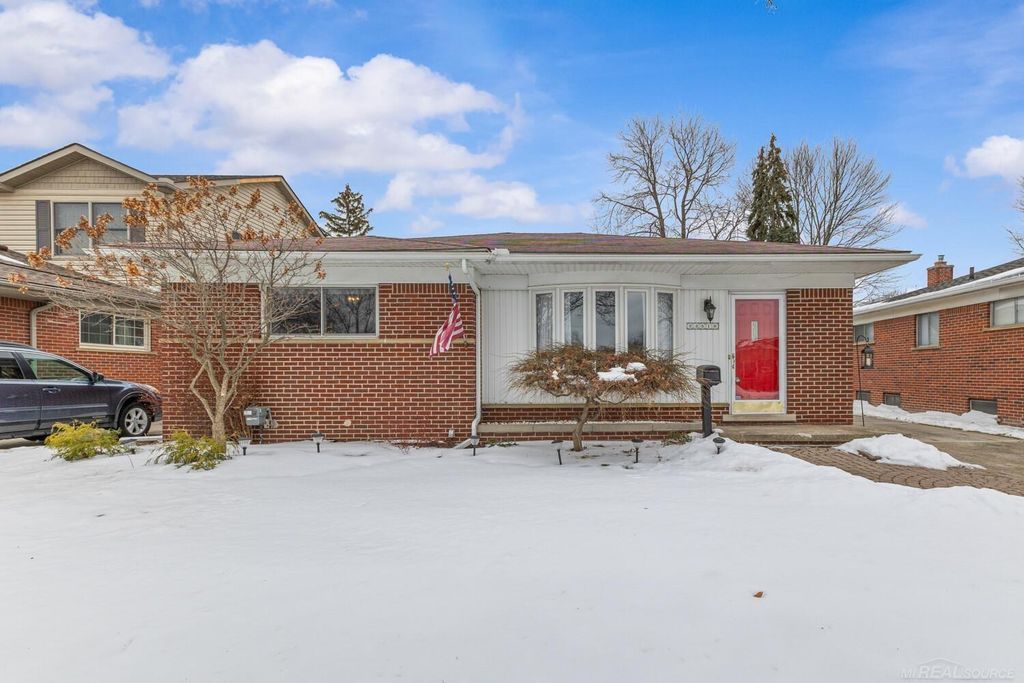 22516 Millenbach Street, St Clair Shores, MI 48081