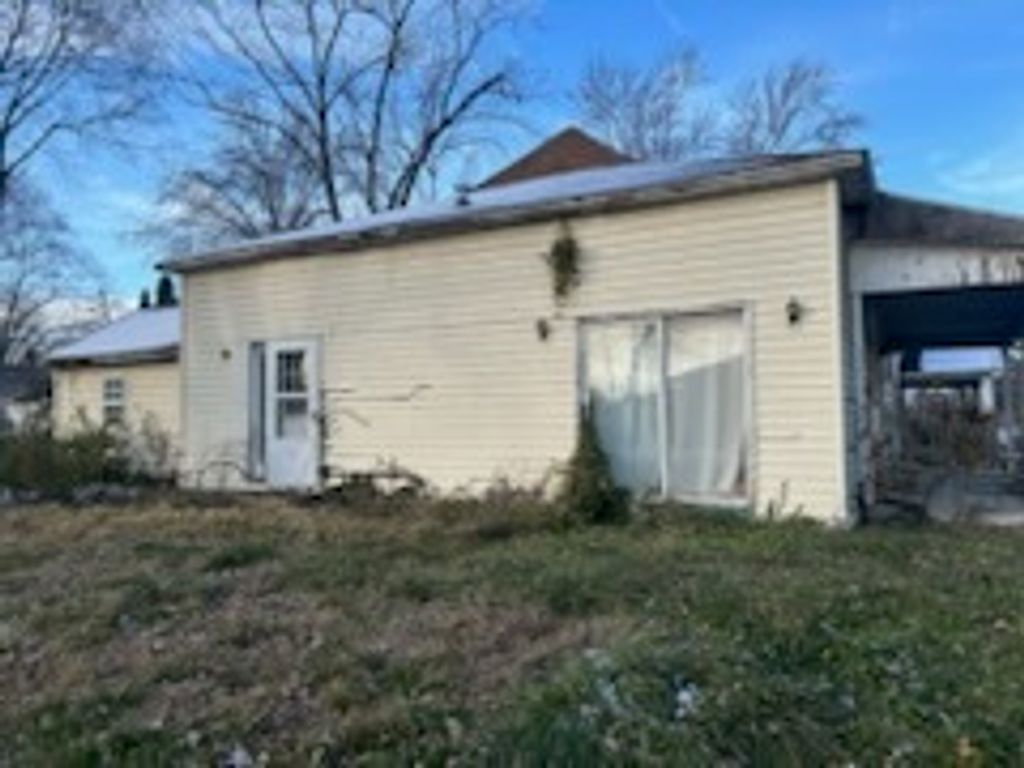 Image 2 of property listing at 419 S Pearl Street, Salem, IL 62881
