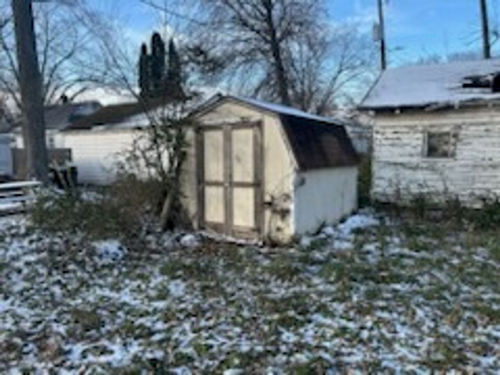 Image 9 of property listing at 419 S Pearl Street, Salem, IL 62881