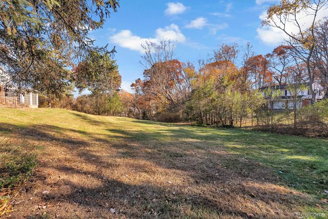 4265 Pine Tree Trail, Bloomfield Hills, MI 48302