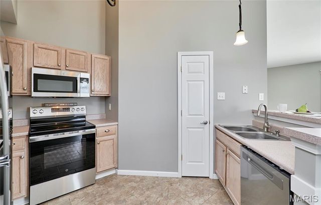 21 Homefield Gardens Drive 28N, O'fallon, MO 63366