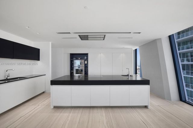 1000 Biscayne Blvd 2702, Miami, FL 33132