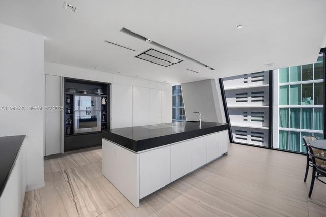 1000 Biscayne Blvd 2702, Miami, FL 33132