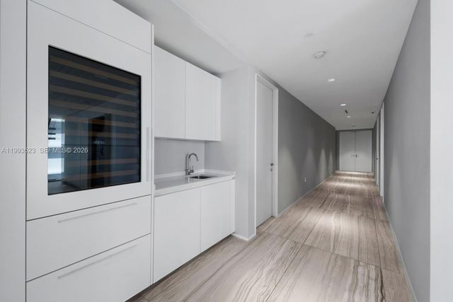 1000 Biscayne Blvd 2702, Miami, FL 33132