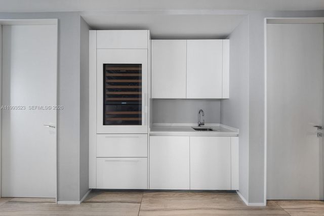 1000 Biscayne Blvd 2702, Miami, FL 33132