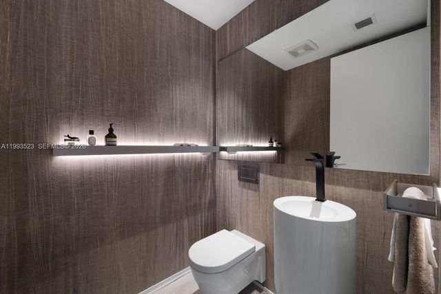 1000 Biscayne Blvd 2702, Miami, FL 33132