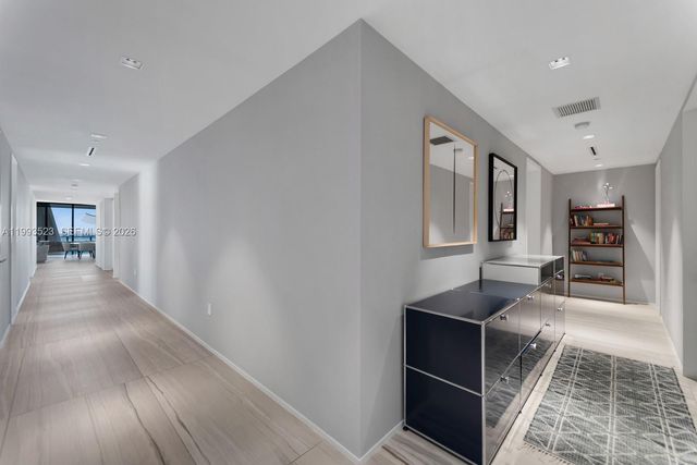 1000 Biscayne Blvd 2702, Miami, FL 33132