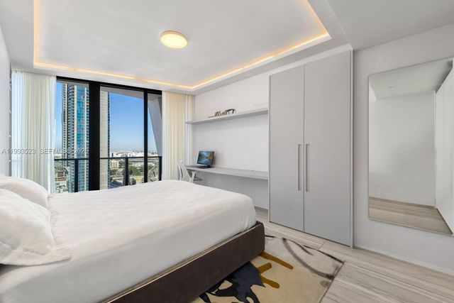 1000 Biscayne Blvd 2702, Miami, FL 33132