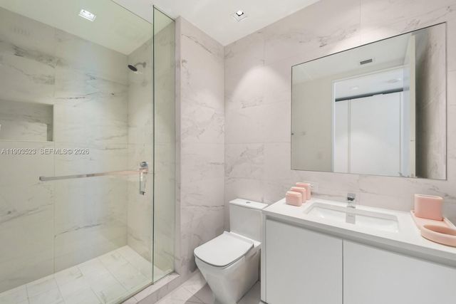 1000 Biscayne Blvd 2702, Miami, FL 33132