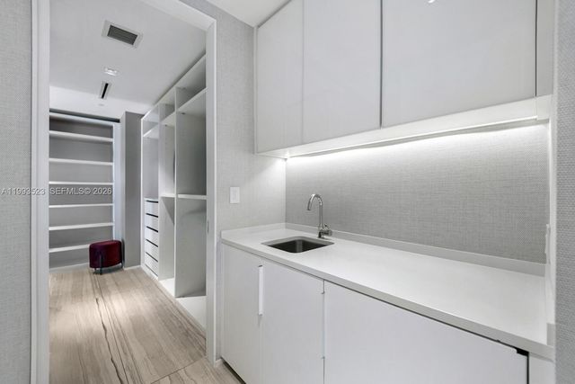 1000 Biscayne Blvd 2702, Miami, FL 33132