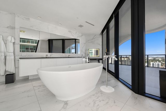 1000 Biscayne Blvd 2702, Miami, FL 33132