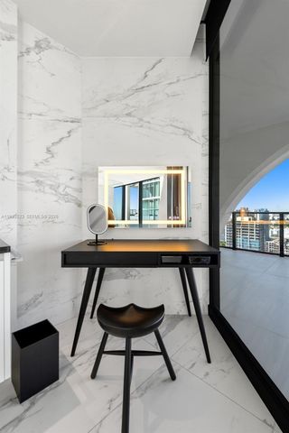 1000 Biscayne Blvd 2702, Miami, FL 33132