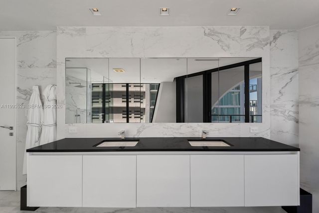 1000 Biscayne Blvd 2702, Miami, FL 33132