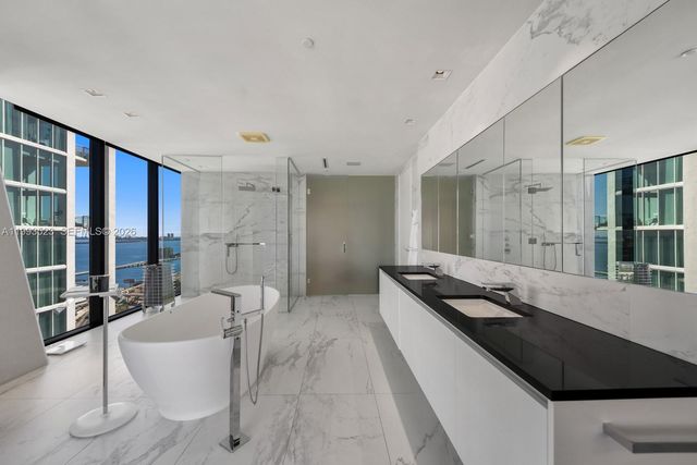 1000 Biscayne Blvd 2702, Miami, FL 33132