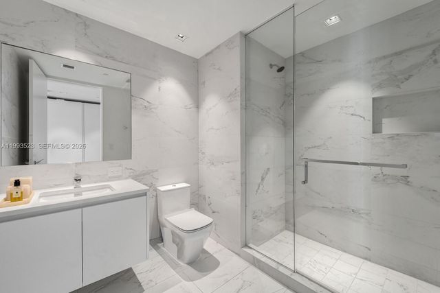 1000 Biscayne Blvd 2702, Miami, FL 33132