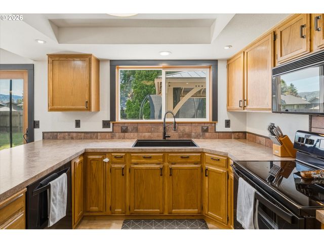 230 VALLEY Way, Woodland, WA 98674