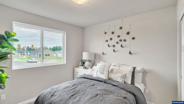 582 Withers Ct SE, Albany, OR 97322